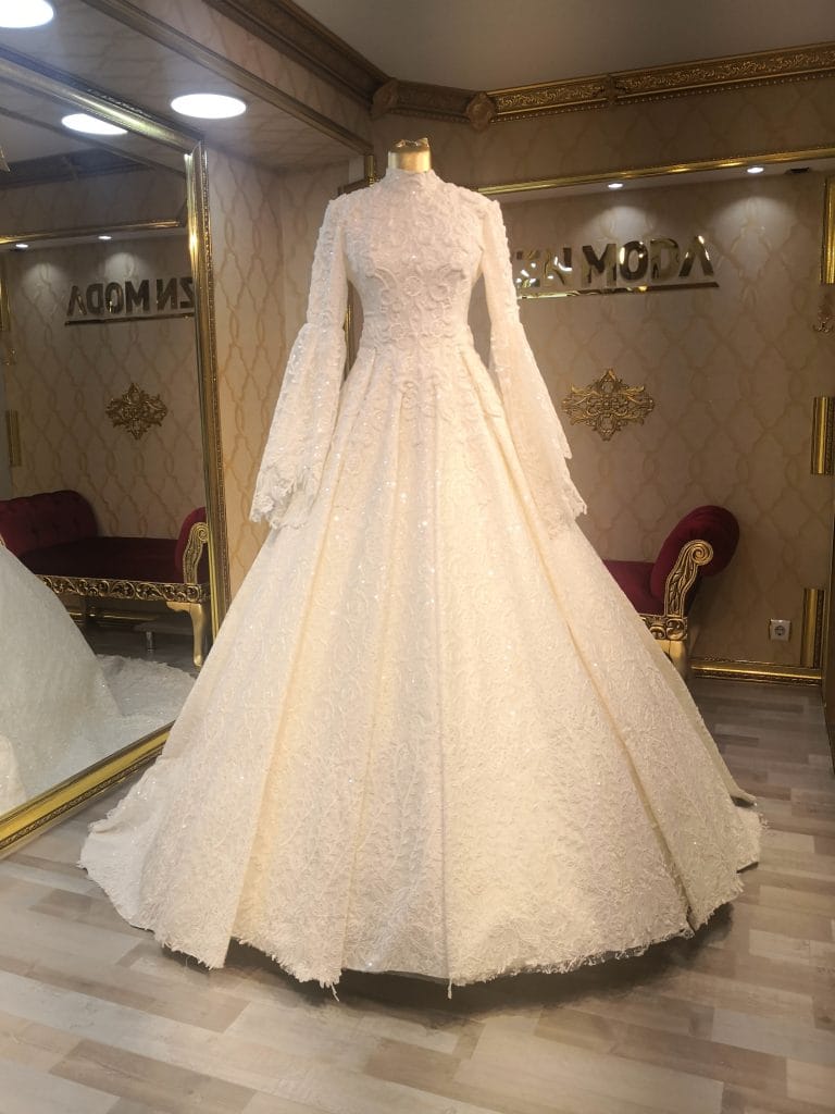 gelinlik-tesettür-hilal-dantel-pileli-a-kesim