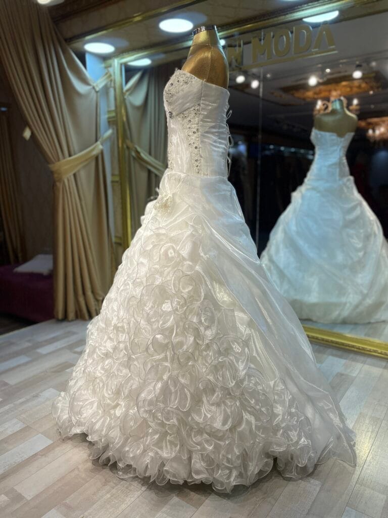 Açılayb Model Kabarık İşlemeli Gelinlik - VznModa açılay-kırık-beyaz-organze-kabarık-gelinlik