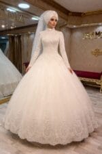 Gulnaz-tesettur-a-kesim-gelinlik-dantelli