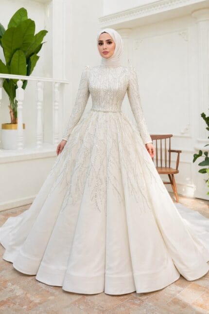 ahenk-saten-tesettur-pileli-platin-isleme-kuyruklu-gelinlik